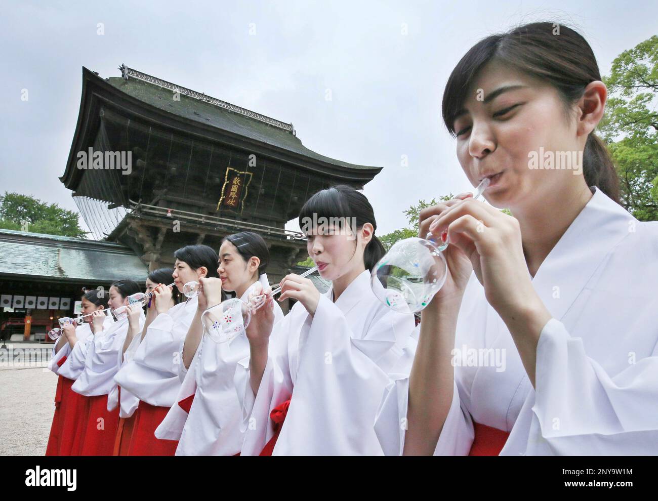 Miko, Japanese Shinto female attendants play the lucky charm glasswork "Champong" to sound "Chang, pong" at Hakozakigu shrine in Higashi Ward, Fukuoka city on Sept. 12, 2017. Approximately 500 stalls are lined up on the approach road and about 1 million people are expected to be present during the period until 18th. ( The Yomiuri Shimbun via AP Images ) Stockfoto