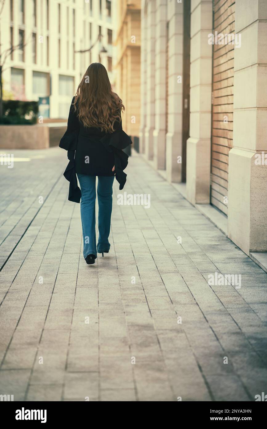 Eine Frau, die auf der Straße wegläuft Stockfoto
