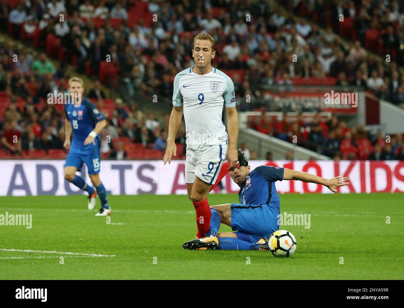 September 4, 2017 - London, United Kingdom - England''s Harry Kane tussles with Slovakia''s Jan Durica during the World Cup Qualifier match at Wembley Stadium, London. Picture date 4th September 2017. Picture credit should read: David KleinSportimage (Cal Sport Media via AP Images) Stockfoto