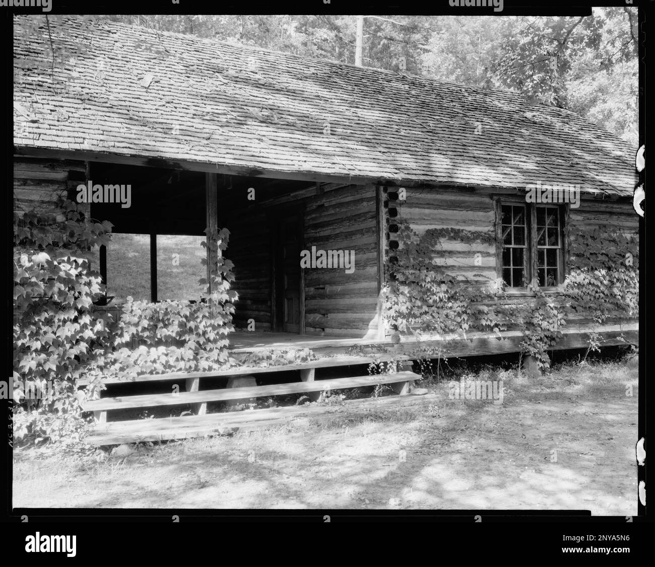 Green River Plantation, Polk County, North Carolina. Carnegie Survey of the Architecture of the South (Carnegie-Umfrage zur Architektur des Südens). Usa, North Carolina, Polk County, Porches, Hütten. Stockfoto