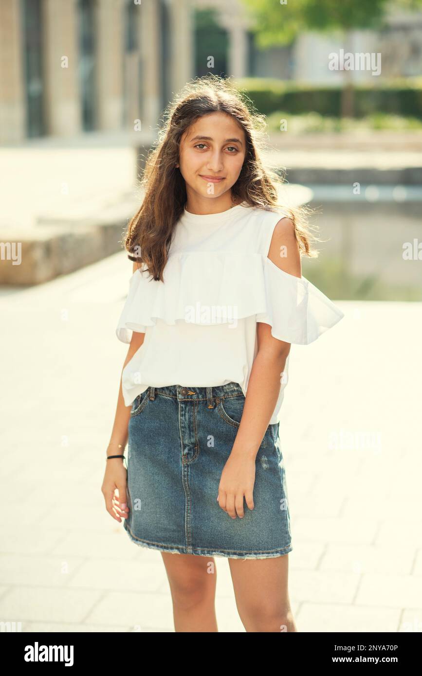 Schöne Teenager-Mädchen Blick auf Kamera im Freien Stockfoto