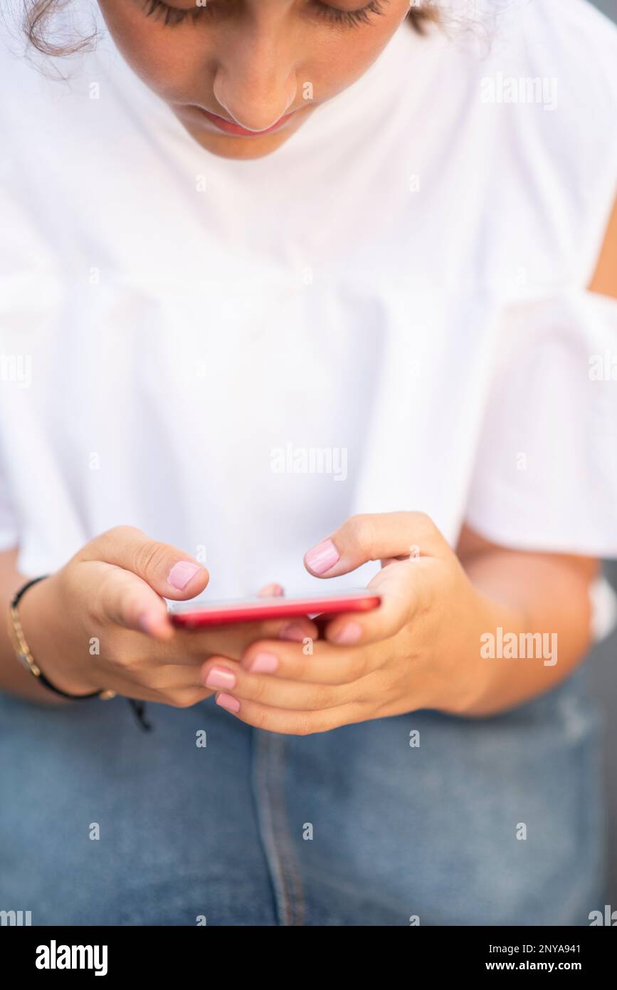 Nahaufnahme eines Teenagers, das SMS auf dem Smartphone schreibt Stockfoto