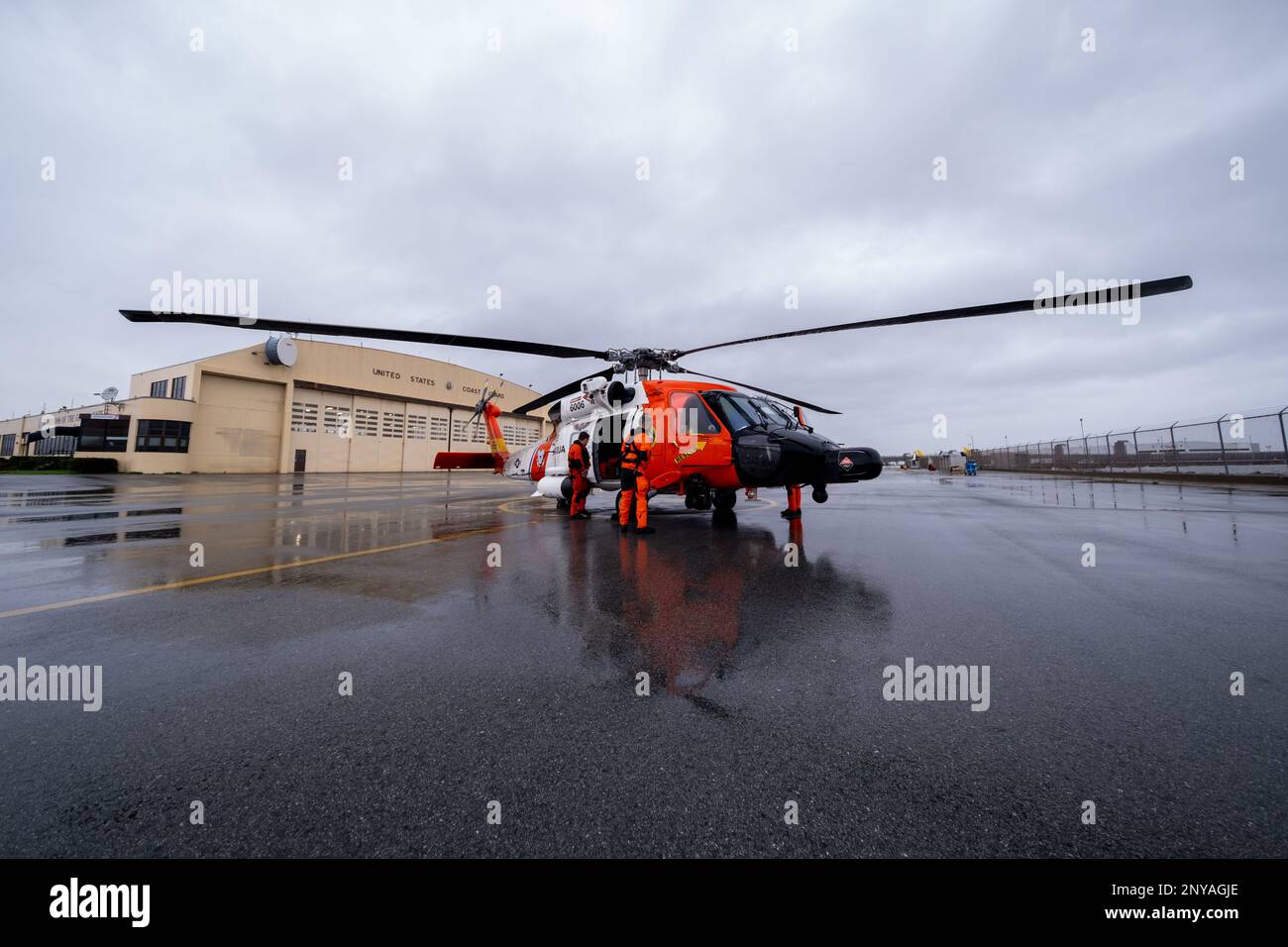 Flugbesatzungsmitglieder von der Luftwaffe der Küstenwache Astoria bereiten einen MH-60 Jayhawk Helicopter an der Luftwaffe der Küstenwache in San Francisco vor, bevor am 11. Januar 2023 eine Überflugmission zum Russian River stattfindet. USA Die Küstenwache entsandte in der San Francisco Bay von jenseits der Westküste als Reaktion auf die Überschwemmungen. Stockfoto