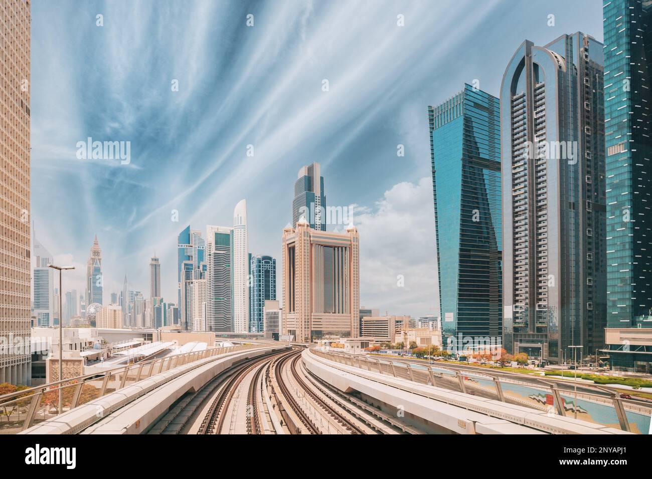 UBahnStraße zwischen gläsernen Wolkenkratzern in Dubai. Metropolitan