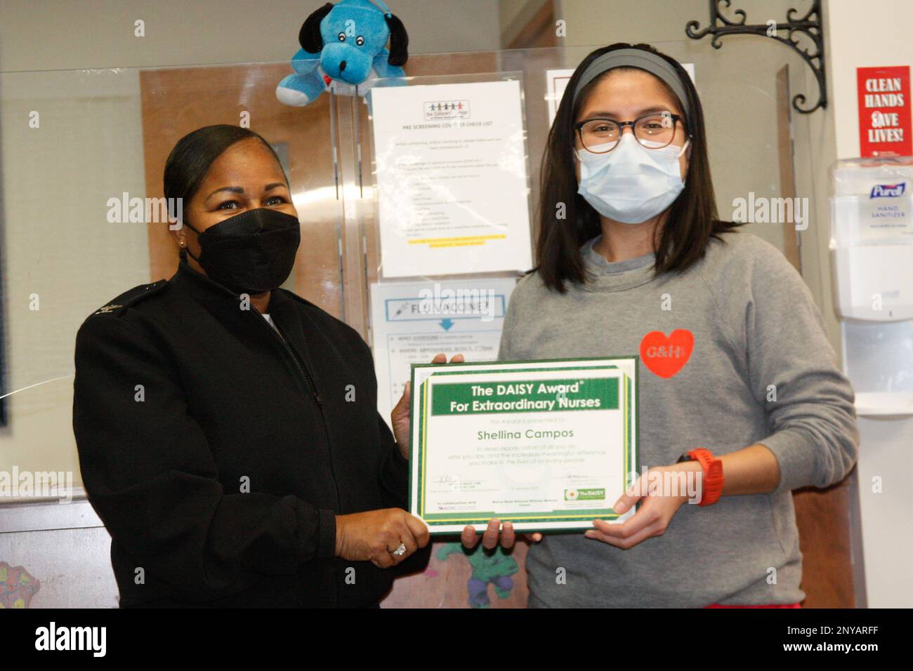 Walter Reed National Military Medical Center Director for Nursing, Navy Capt. Jessica Beard (links) verleiht Shellina Campos den DAISY Award September 2022, Januar 27. Stockfoto