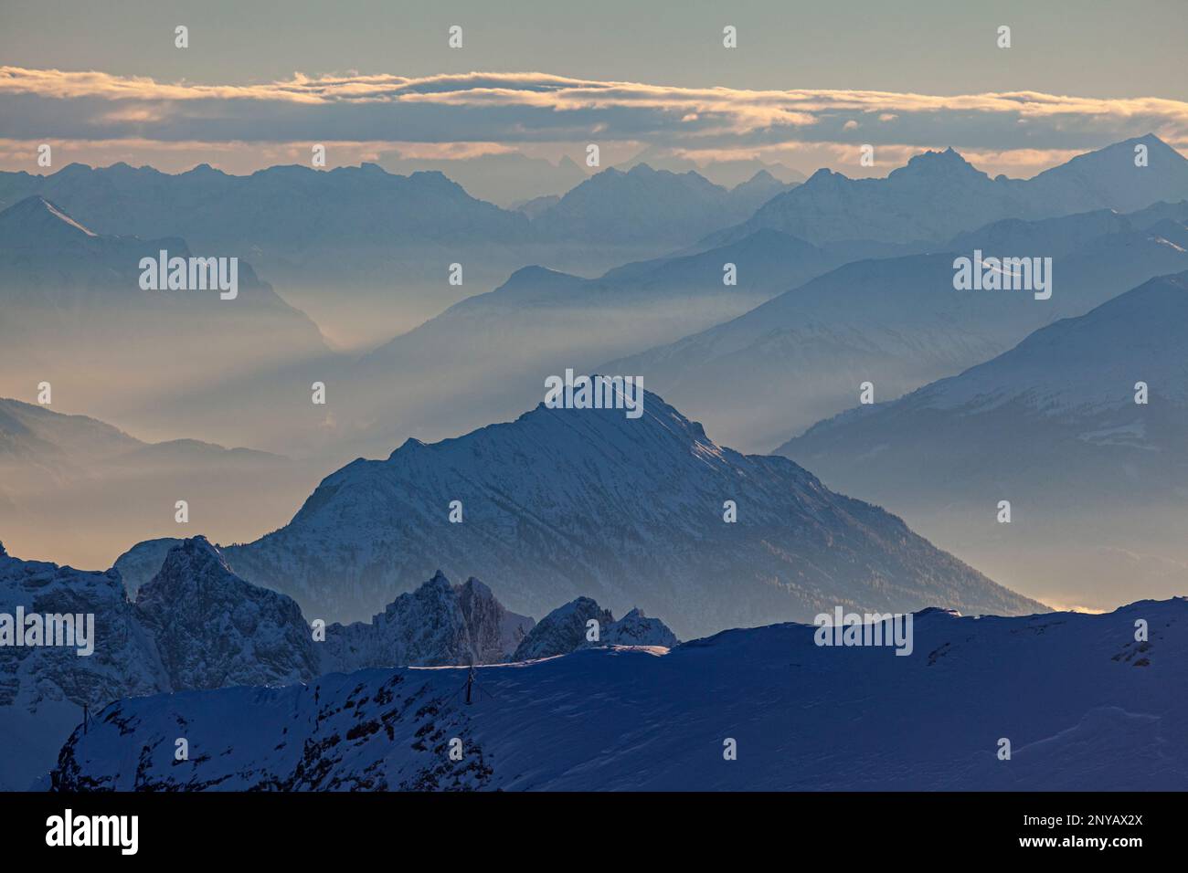 Blick von der Zugspitze auf die Tschirgant- und Engadiner-Alpen hinten, Bayerische Alpen, Garmisch-Partenkirchen, Bayern, Alpen, Deutschland, Europa Stockfoto