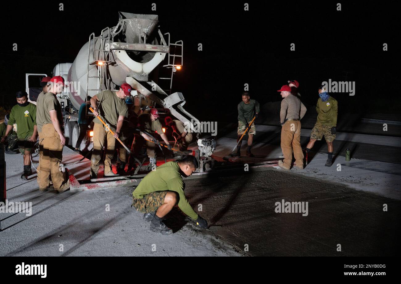 Im Rahmen eines Trainingsereignisses am Basa Air Base, Philippinen, unterstützen die Flieger der 819. RED HORSE Squadron vom Luftwaffenstützpunkt Malmstrom, Montana, die Philippinen am 25. Januar 2023 beim Gießen von Beton. Die Schulungsveranstaltung ermöglichte den Austausch von Wissen und bewährten Verfahren beim Ausgießen eines Betonklotzes, das als künftiger Schulungsort für die Reparatur von Flugplatzschäden verwendet wird. Stockfoto