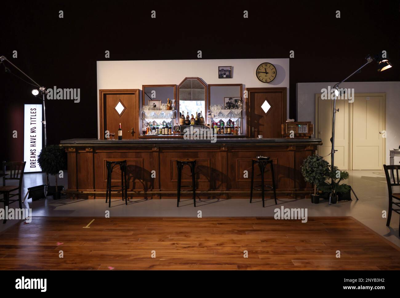 Venedig, Italien - 6. September 2022: 59. Venedig Art Biennale in Venedig. Dreams Have no titles von Zineb Sedira's Filminstallation bringt Sie zurück zum Cine Stockfoto