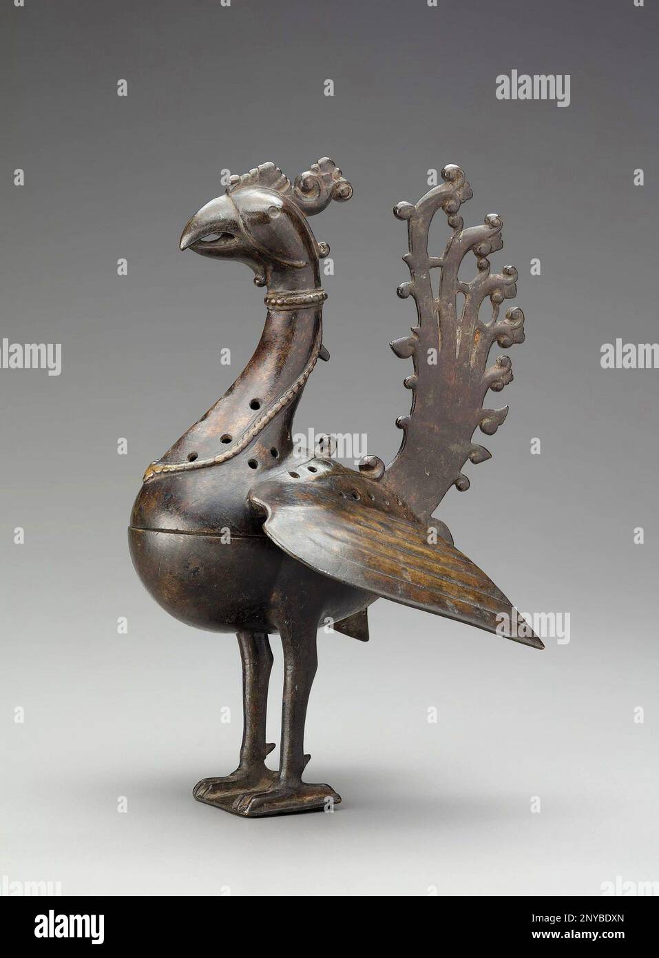Peacock-förmiger Incense Brenner, Ende des 15. Bis Mitte des 16. Jahrhunderts. Indischer Messing. Dieser Pfauenförmige Räucherbrenner ist ein feines und seltenes Beispiel für Metallarbeiten Stockfoto