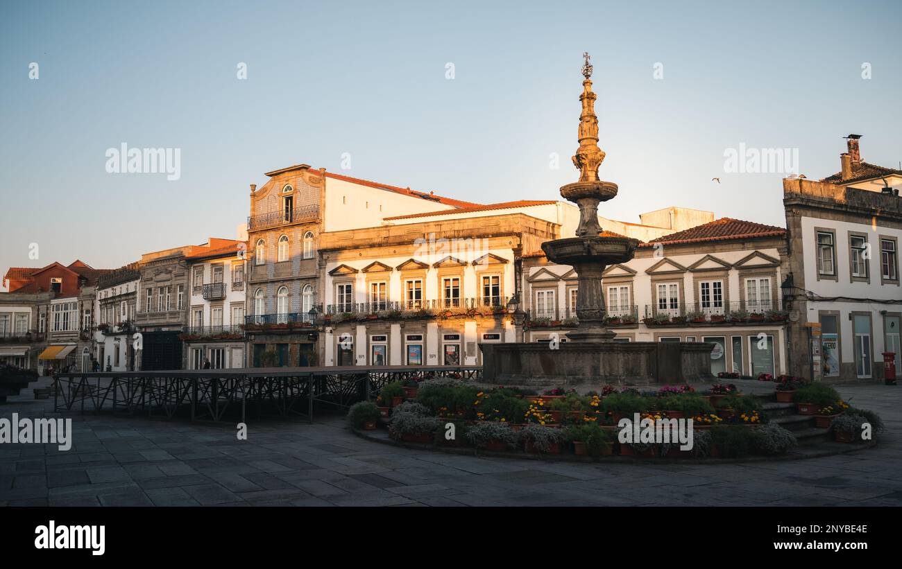 Viana do Castelo Brunnenplatz bei Sonnenaufgang. Wir setzen unsere Route von Camino Portugiesisch in Richtung Carreco fort. Stockfoto