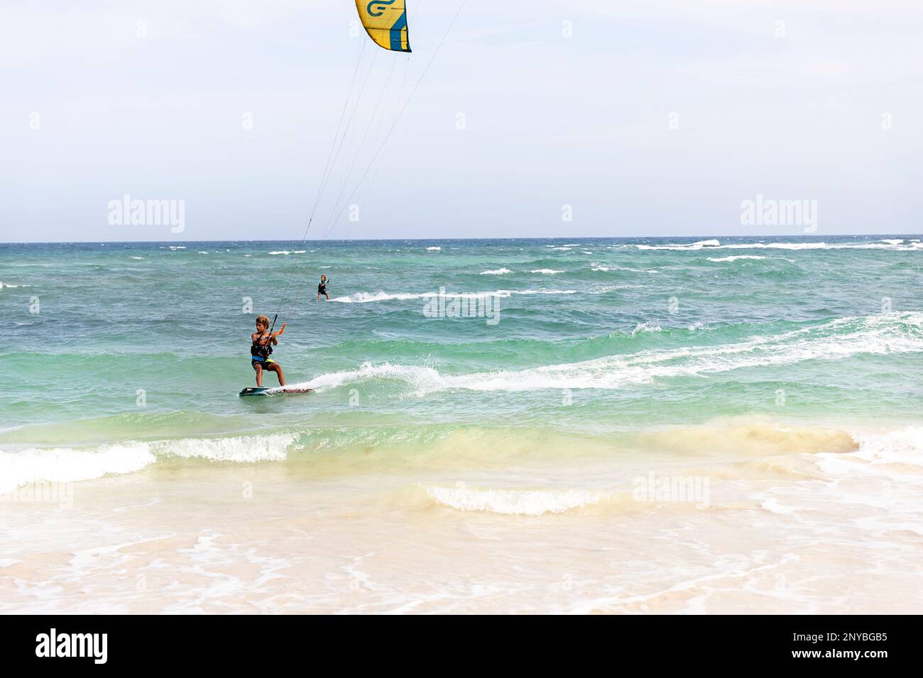 Junger Kitesurfer auf einem beliebten Kitesurfplatz in der Nähe der Stadt Santa Maria auf Sal Island, Cabo verde Stockfoto