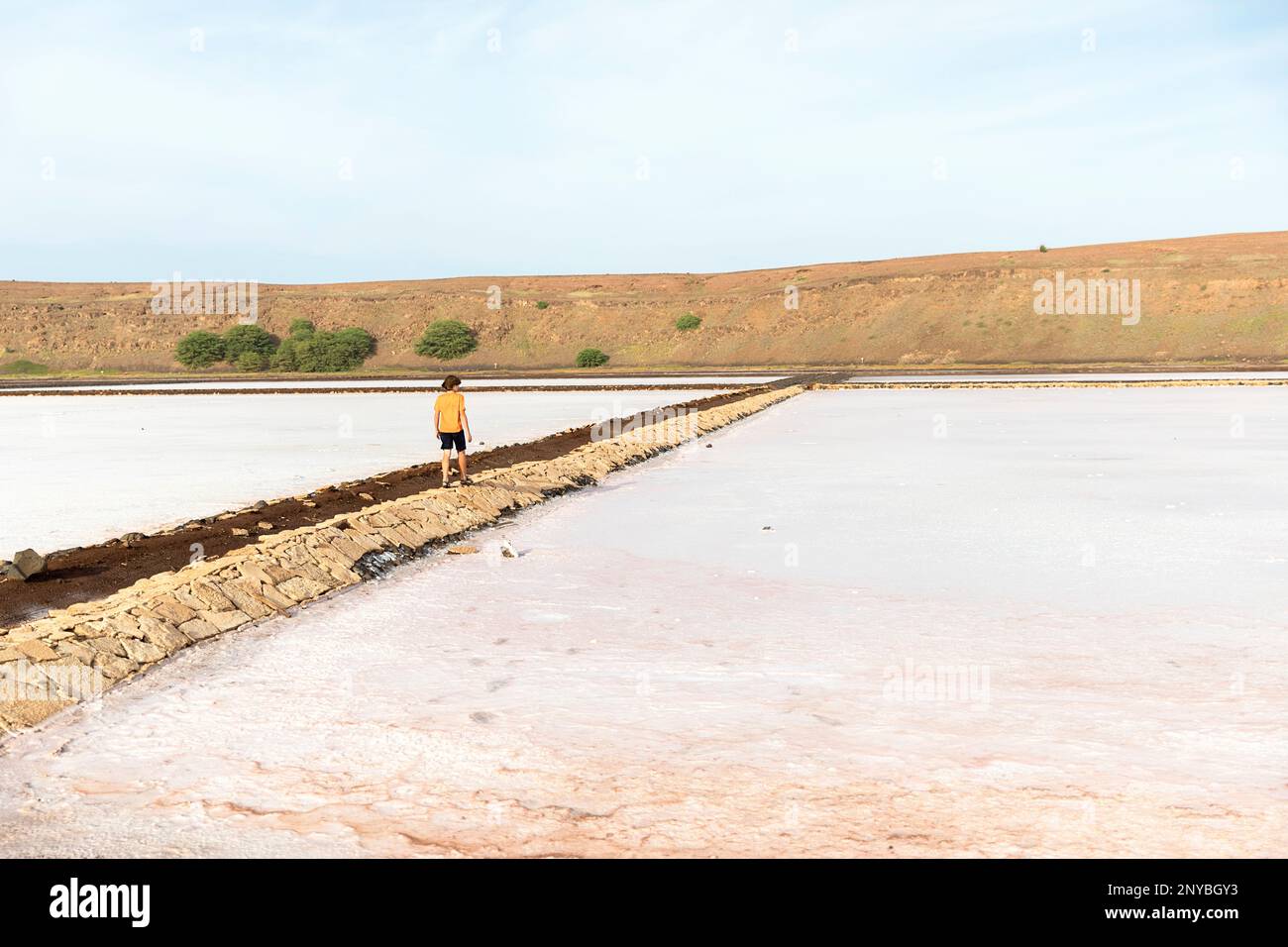 Junge, Tourist, erkunden spektakuläre Salinen von Pedra de Lume in einem Krater eines alten erloschenen Vulkans, Sal Island, Cabo verde Stockfoto