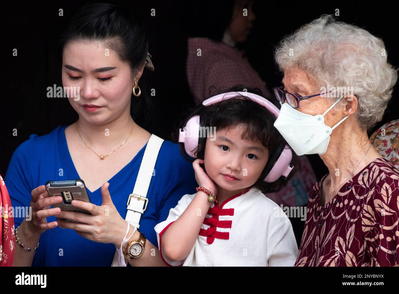 Ehrliche Aufnahme einer Mutter, eines Kindes und einer Großmutter bei der 15. Day of Chinese Silvester Mond Year 2023 Celebration (Cap Goh Meh) in der Altstadt von Siniawan, Stockfoto