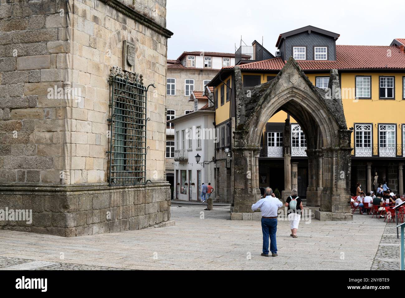 Guimaraes, Largo da Oliveira mit einem gotischen Tempel. Braga, Portugal. Stockfoto