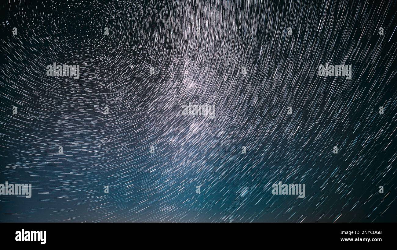 Sternenhimmel Bei Nacht Und Meteoric Track Trails. Sterne Drehen Sich Vom Himmelshintergrund. Spinning Trails Of Stars. Großbelichtung. Drehung Der Sterne Im Himmel. Ungewöhnlich Stockfoto