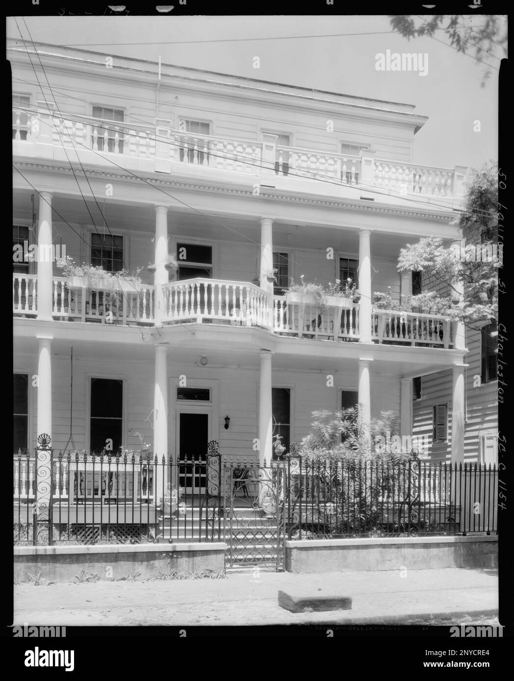 Laurens Street, Charleston, Charleston County, South Carolina. Carnegie Survey of the Architecture of the South (Carnegie-Umfrage zur Architektur des Südens). USA South Carolina Charleston County Charleston, Balkone, Säulen, Handläufe, Häuser, Tore, Eisenarbeiten, Anlagencontainer, Porches. Stockfoto