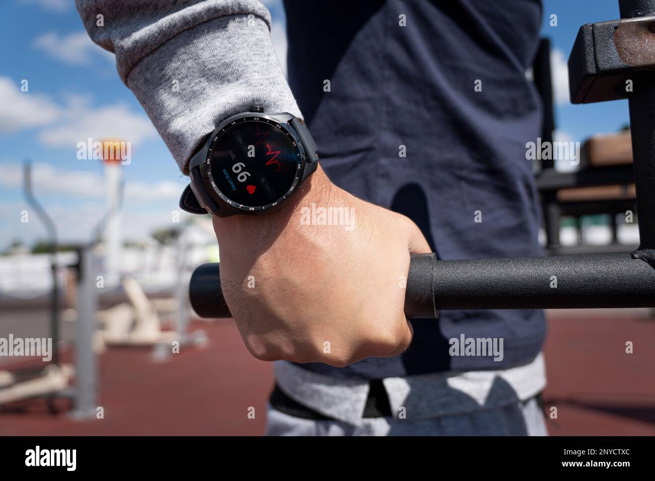 Fitness-Tracker am Arm des Sportlers während eines harten Workouts. Stockfoto