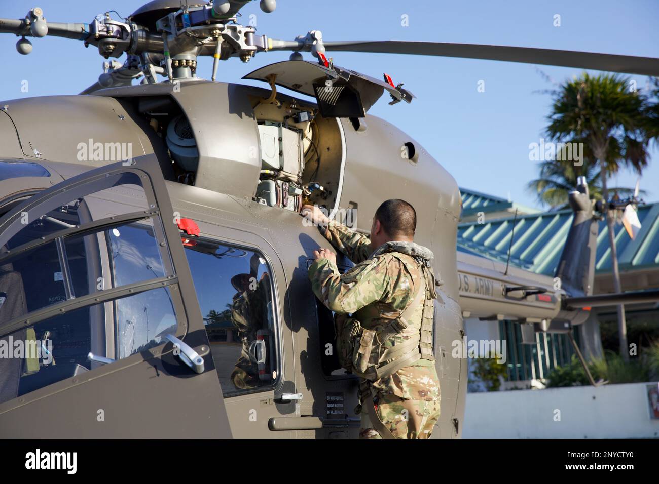 Florida Army National Guard Pilot im Kommando, Chief Warrant Officer 3 Jay Amarillo, Bravo Company, 2. Bataillon, 151. Luftfahrt-Bataillon, inspiziert einen UH-72A Lakota Helikopter vor einem abendlichen Aufklärungsflug, Marathon, F.L., 26. Januar 2023. Die Nationalgarde von Florida wurde aktiviert, um Gouverneur Ron DeSantis' kürzlich erlassene Exekutive Order 23-03 vom 6. Januar 2023 zu unterstützen, um staatliche und lokale Behörden zu unterstützen, die auf einen Zustrom von Migrantenlandungen in Südflorida reagieren. Als unterstützende Agentur hat die Florida National Guard bis zu 150 Mitarbeiter und 12 Hel aktiviert Stockfoto