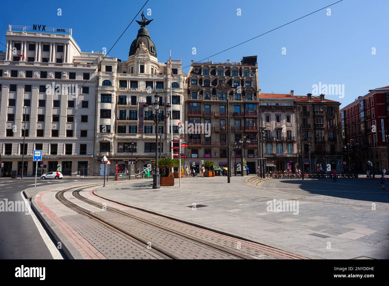 Bilbao, Spanien - 02. August 2022: Blick auf das berühmte Gebäude in der Calle Arenal Stockfoto