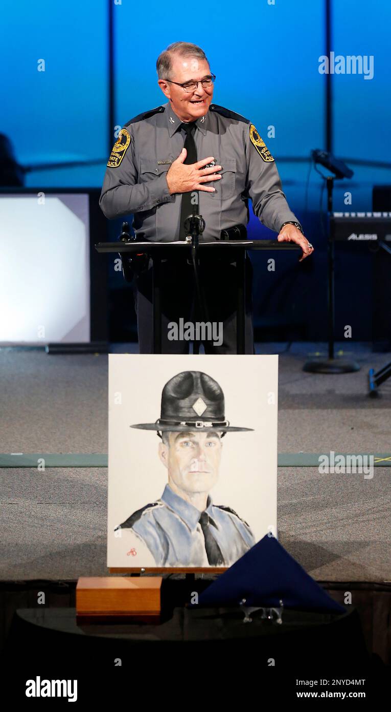 Col. Steven Flaherty, Virginia State Police superintendent, speaks during Lt. Jay Cullen's funeral service at Southside Church of the Nazarene in Chesterfield, Va., Saturday, Aug. 19, 2017. Hundreds of mourners gathered Saturday for the funeral of the Virginia state trooper who died in the fatal crash of a helicopter that had been monitoring a violent, white nationalist protest in Charlottesville. (Alexa Welch Edlund /Richmond Times-Dispatch via AP) Stockfoto