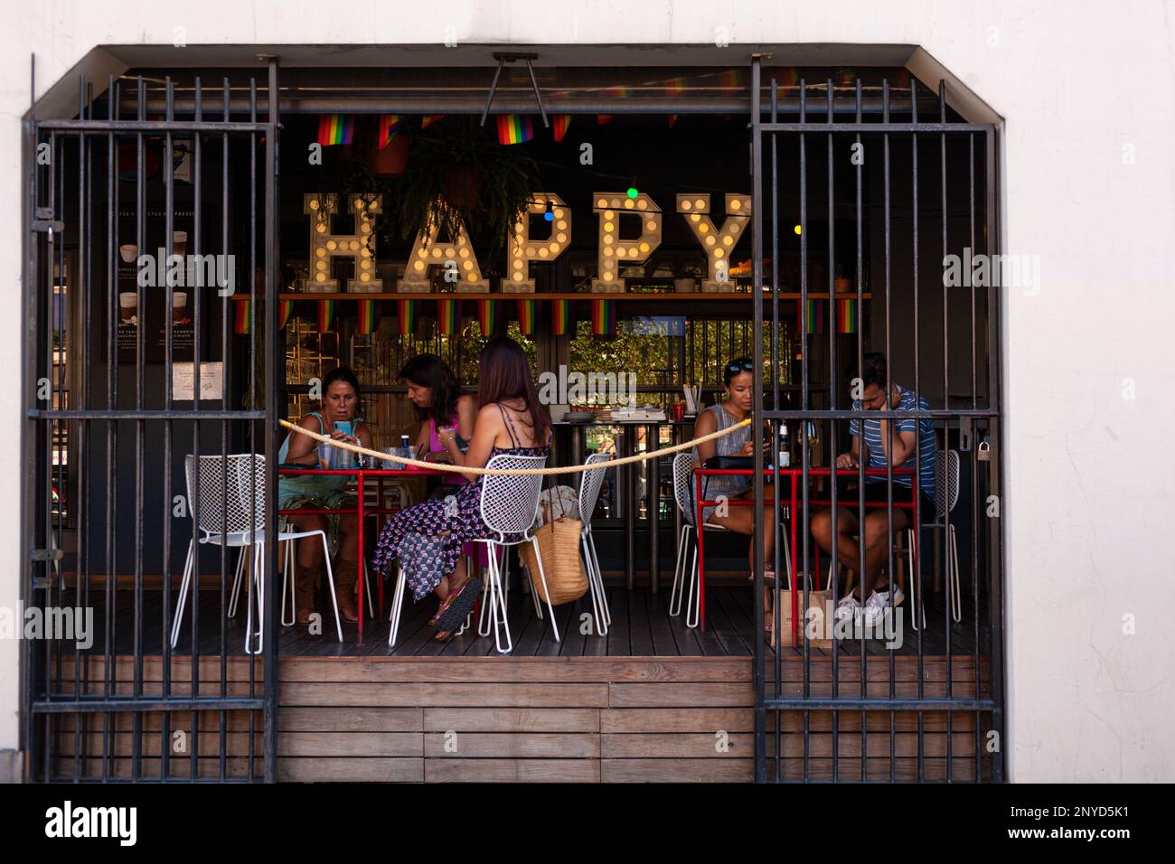Bilbao, Spanien - 02. August 2022: Leute, die sich während der Happy Hour im Freien in einem Pub unterhalten Stockfoto
