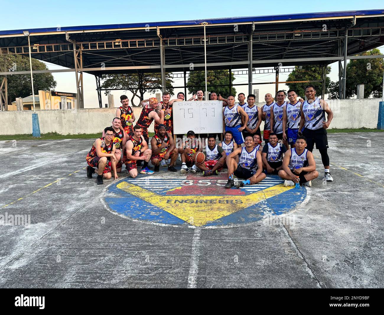 Nach einem Basketballspiel auf dem Luftwaffenstützpunkt Basa, Philippinen am 1. Februar 2023 posieren die Flieger der 819. RED HORSE Squadron vom Luftwaffenstützpunkt Malmstrom, Montana, neben ihren Pendants der philippinischen Luftwaffe. Die Red HORSE Squadron war auf den Philippinen im Rahmen einer Schulungsveranstaltung und verbrachte Zeit mit ihren PAF-Partnern, um ein Trainingsfeld für die Reparatur von Schäden am Flugplatz zu bauen. Während die Airmen aus den 819. Jahren auf den Philippinen waren, um Beton zu gießen, lernten sie viel mehr von ihren Kollegen bei und außerhalb der Arbeit. Sie haben besondere Momente miteinander geteilt, einschließlich Werbeaktionen, Stockfoto