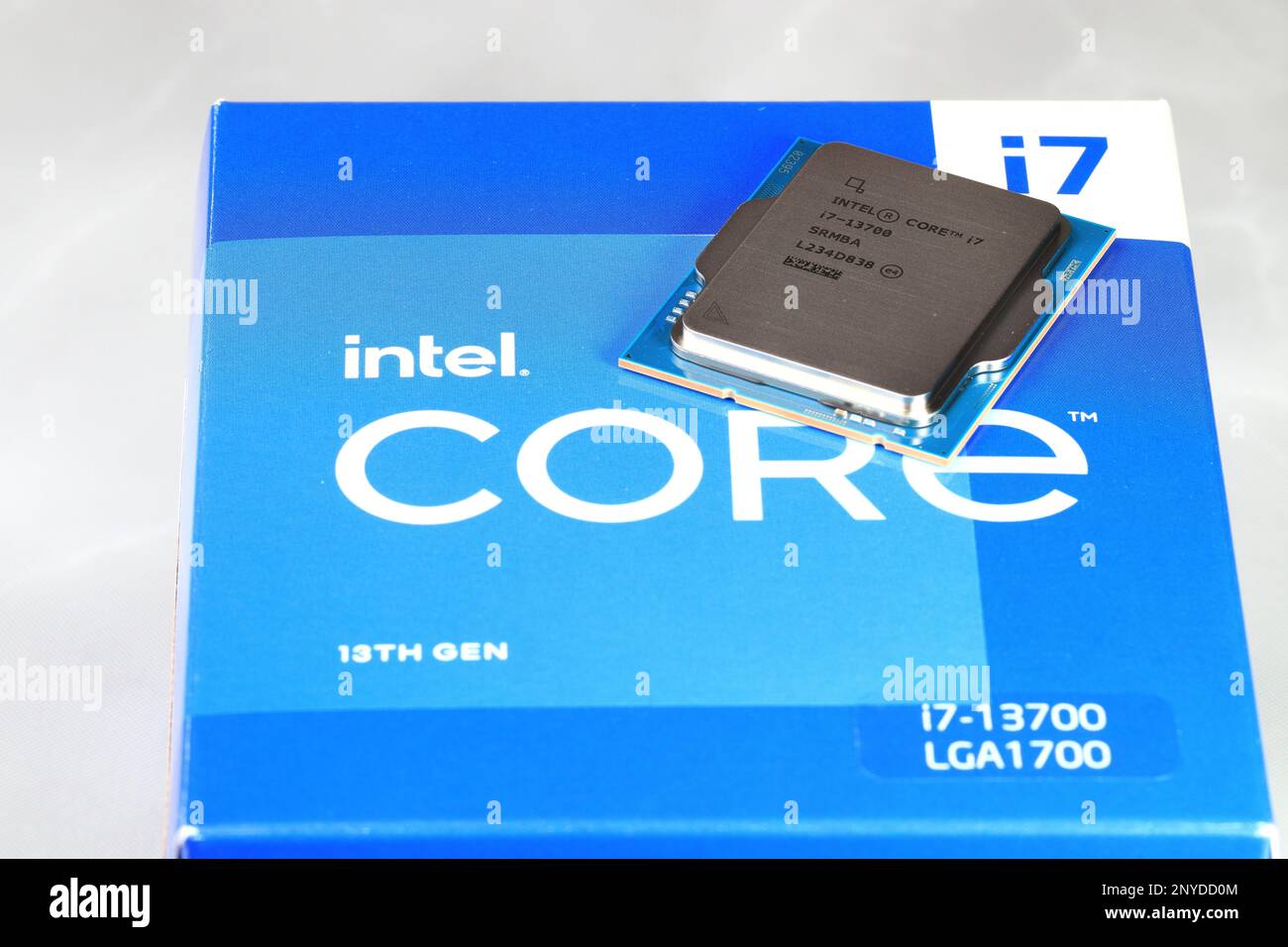 Brandneue Einzelhandelsverpackung mit Intel Core i7 13700 Hochleistungs-CPU. Prozessor basierend auf Raptor Lake Architektur für LGA 1700-Sockel. Stockfoto