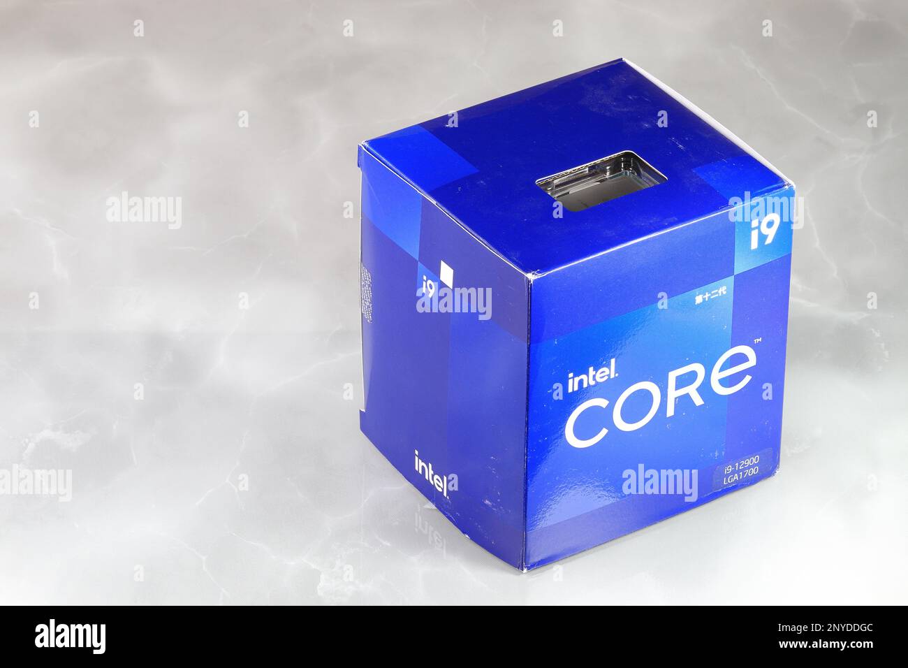 Brandneue Einzelhandelsverpackung mit Intel Core i9 12900 Hochleistungs-CPU. Prozessor basierend auf Alder Lake Architektur für LGA 1700-Sockel. Stockfoto
