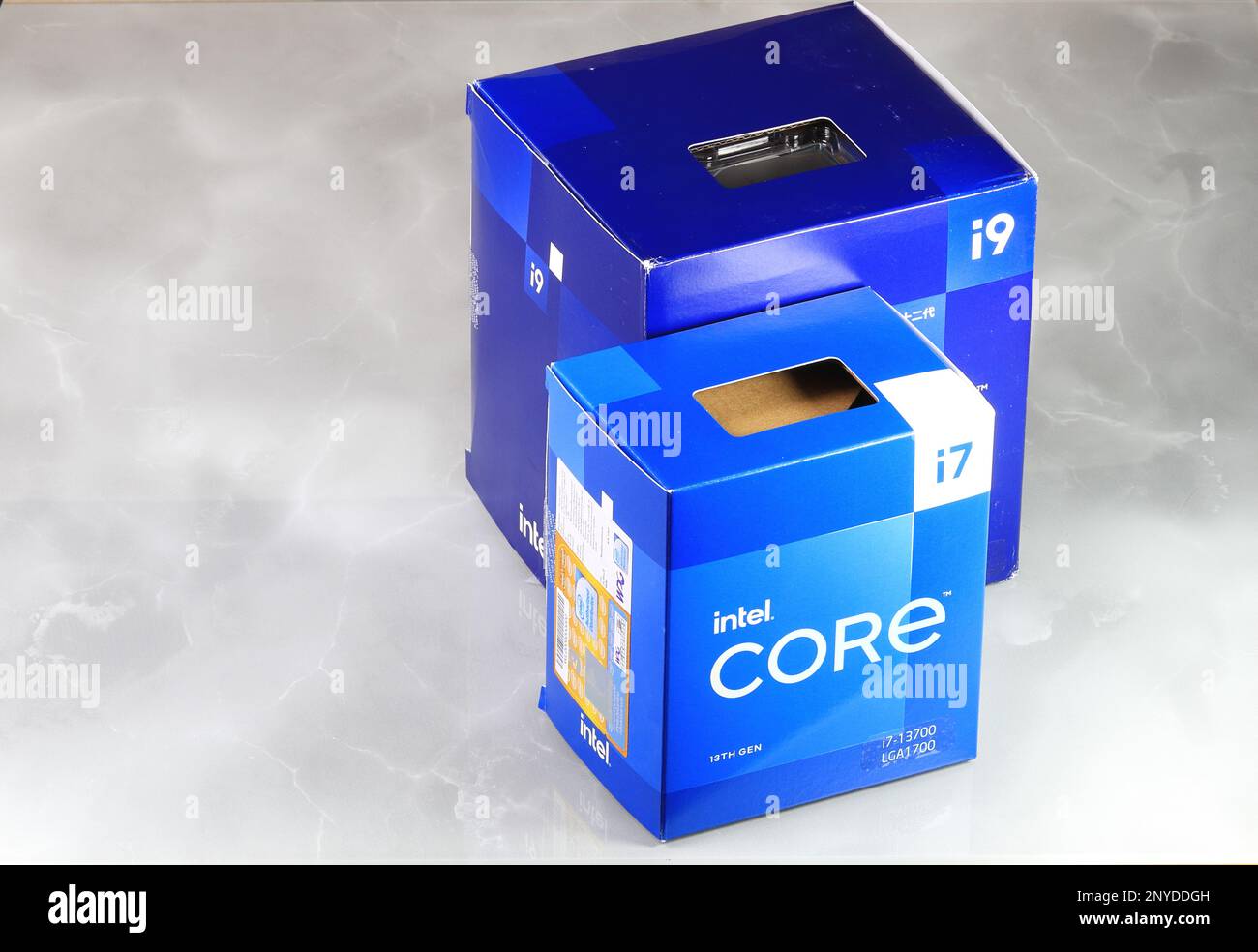Brandneue Einzelhandelsverpackung mit Intel Core i9 und Core i7 13700 Hochleistungs-CPU. Prozessor basierend auf Raptor Lake Architektur für LGA 1700-Sockel. Stockfoto