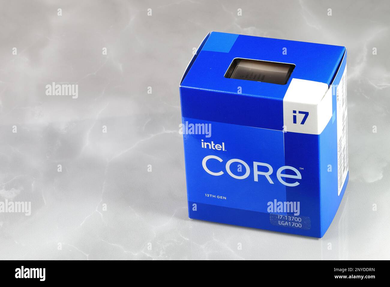 Brandneue Einzelhandelsverpackung mit Intel Core i7 13700 Hochleistungs-CPU. Prozessor basierend auf Raptor Lake Architektur für LGA 1700-Sockel. Stockfoto