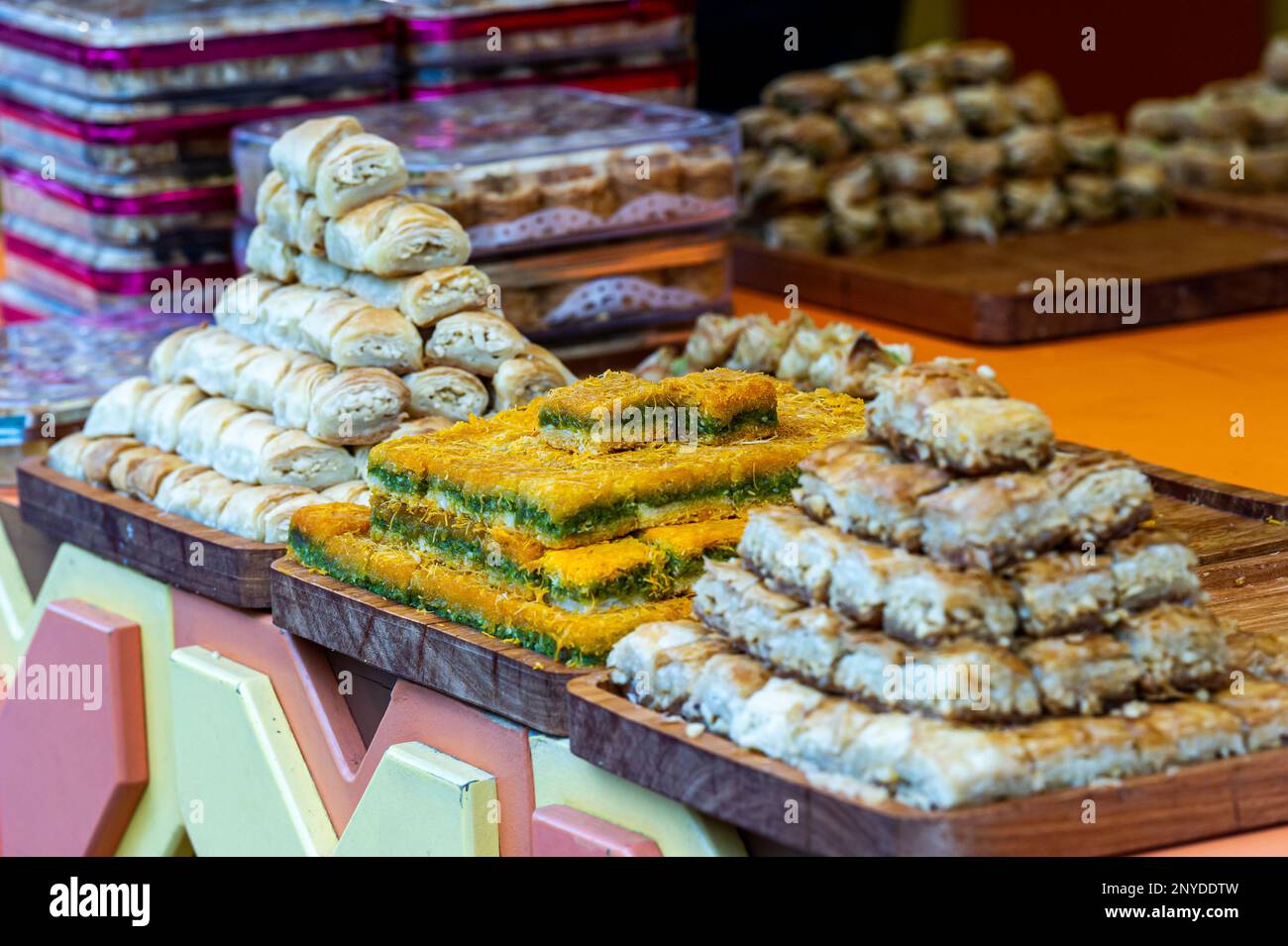 Süße Köstlichkeiten aus dem Nahen Osten von einem Straßenverkäufer in Kuala Lumpur, Malaysia Stockfoto