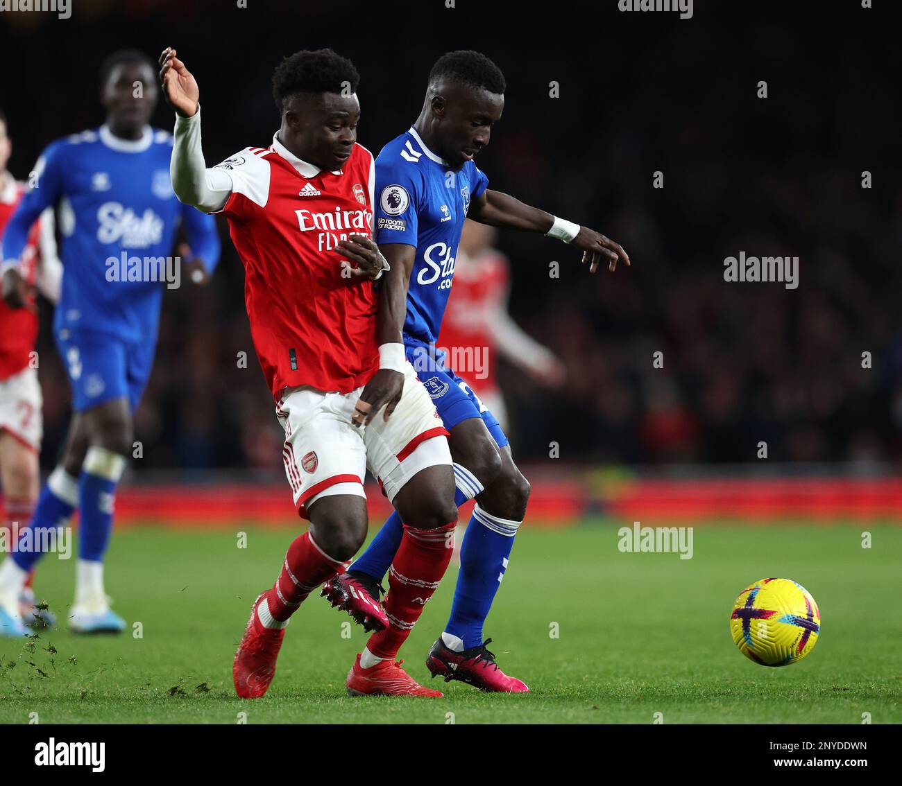 London, Großbritannien. 1. März 2023. Bukayo Saka von Arsenal tussles mit Idrissa Gueye of Everton während des Premier League-Spiels im Emirates Stadium, London. Der Bildausdruck sollte lauten: David Klein/Sportimage Credit: Sportimage/Alamy Live News Stockfoto