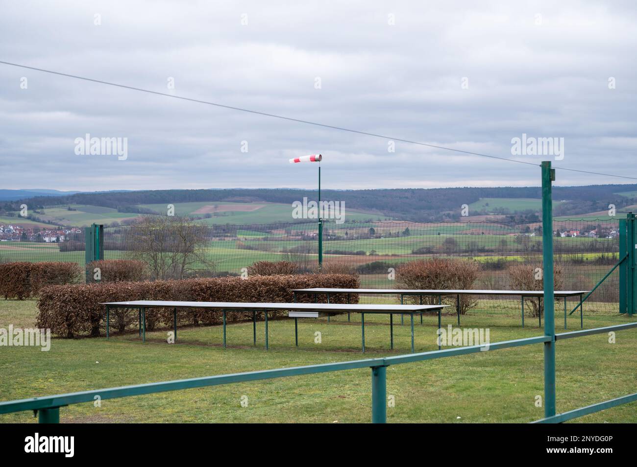 Modellflugplatz in Schaafheim mit Windschild an bewölkten Tagen, starker Seitenwind, Landschaften, Deutschland Stockfoto