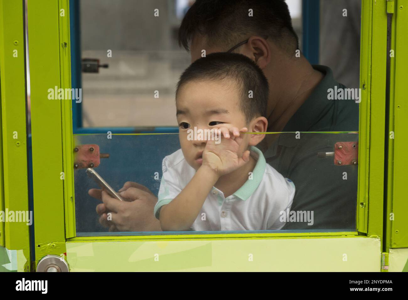 Kleiner chinesischer Junge in Shanghai Stockfoto