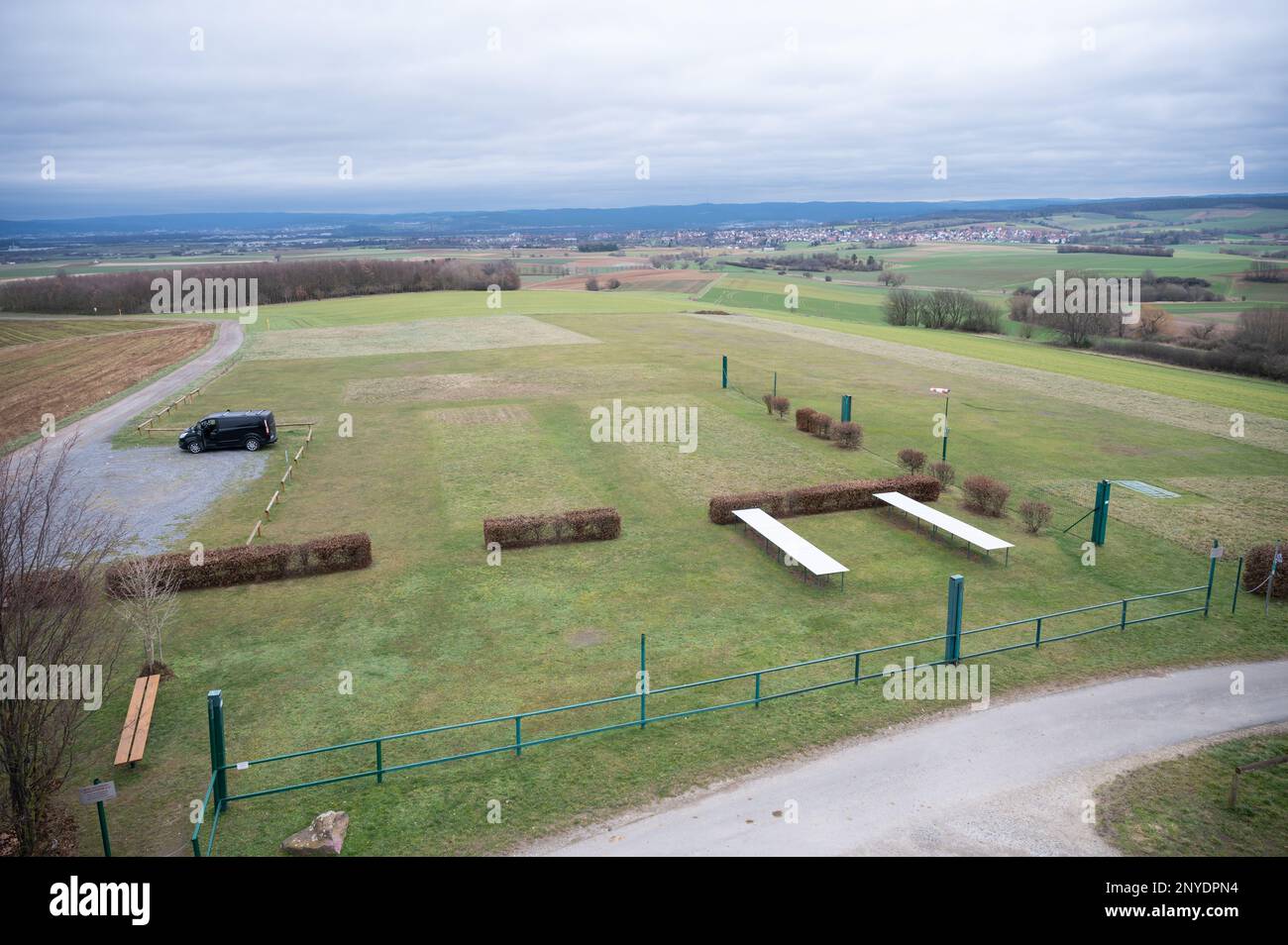 Modellflugplatz in Schaafheim während bewölkter Stürme, starker Seitenwind, Landschaft, Deutschland Stockfoto