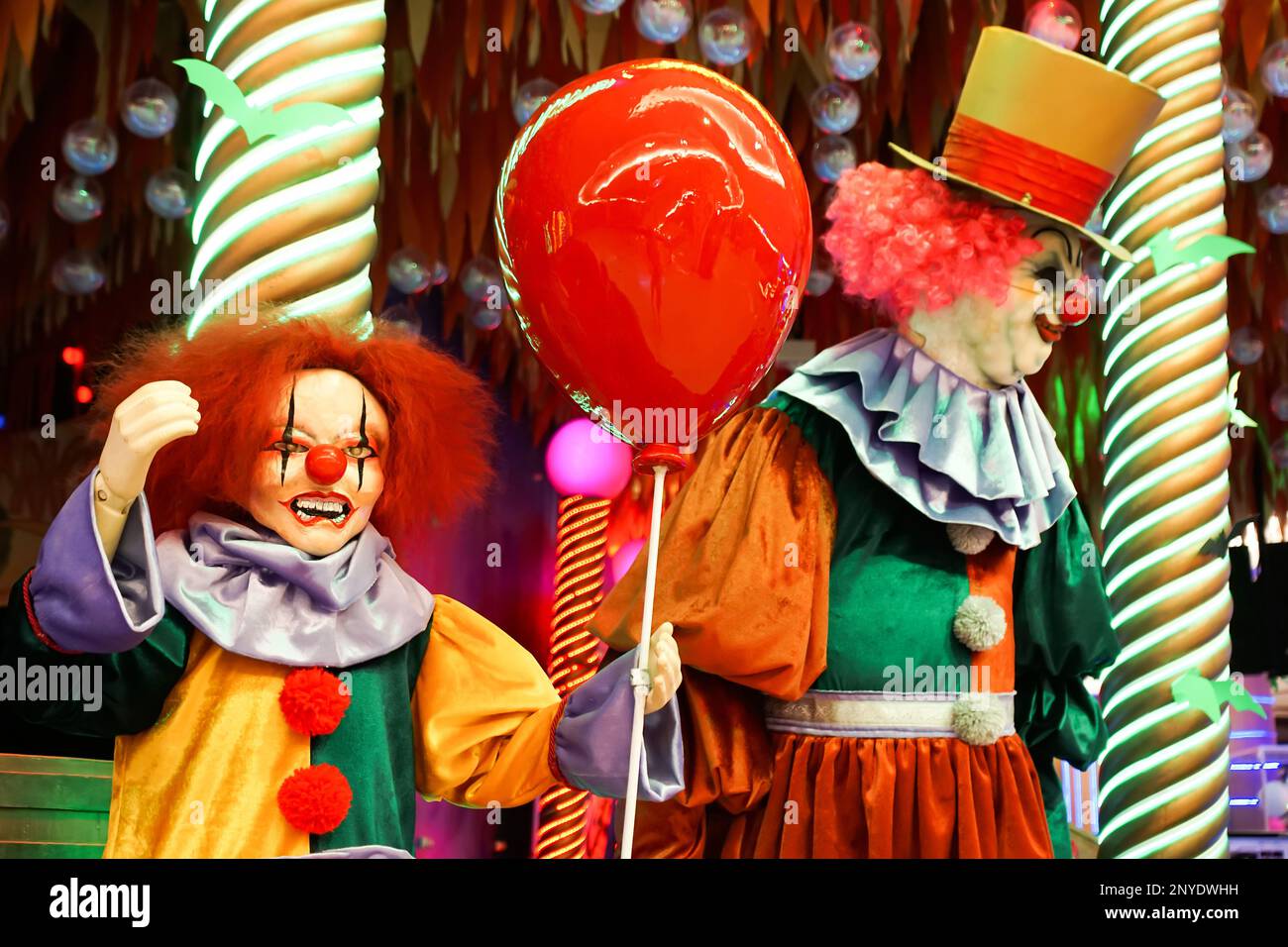 Zwei Clown-Puppen jagen Passanten Angst ein. Halloween. Hochwertiges Foto Stockfoto