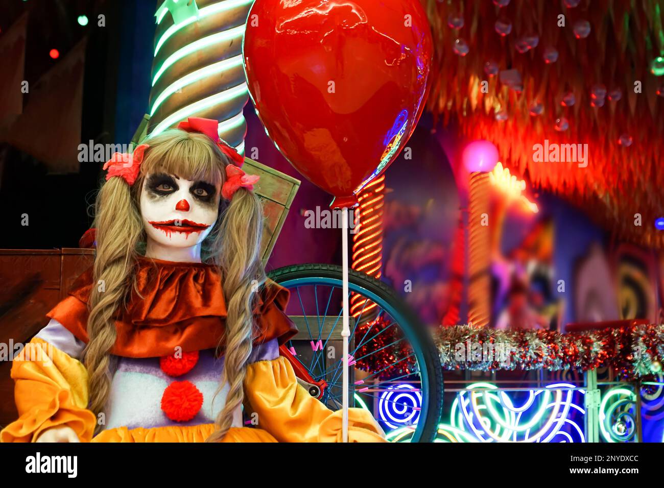 Mädchen-Clown-Puppe mit rotem Ballon. Hochwertiges Foto Stockfoto