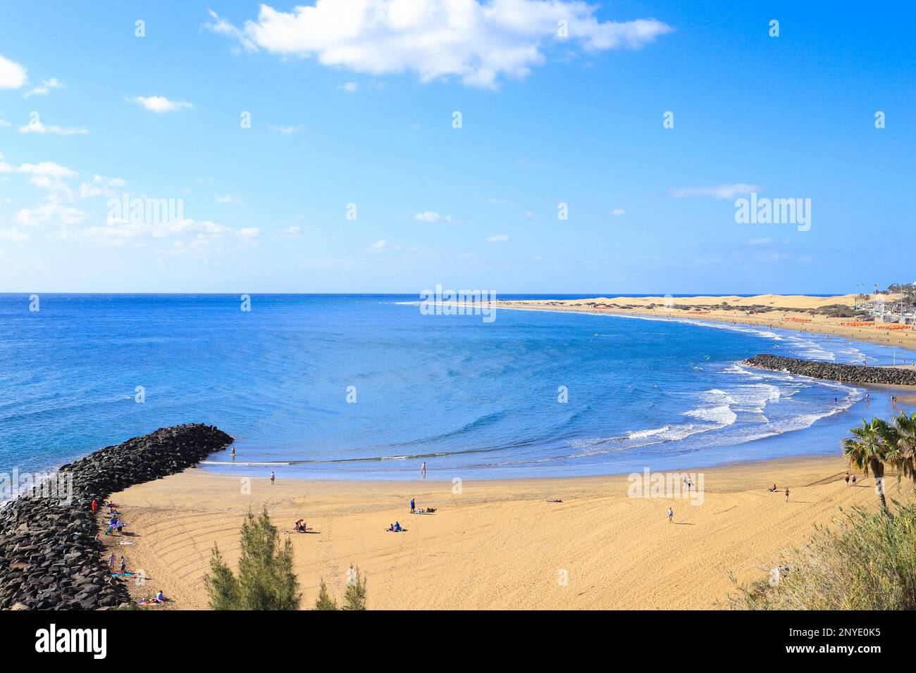 Blick auf den Strand Playa del Ingles mit Dünen im Hintergrund, Gran Canaria - Spanien Stockfoto