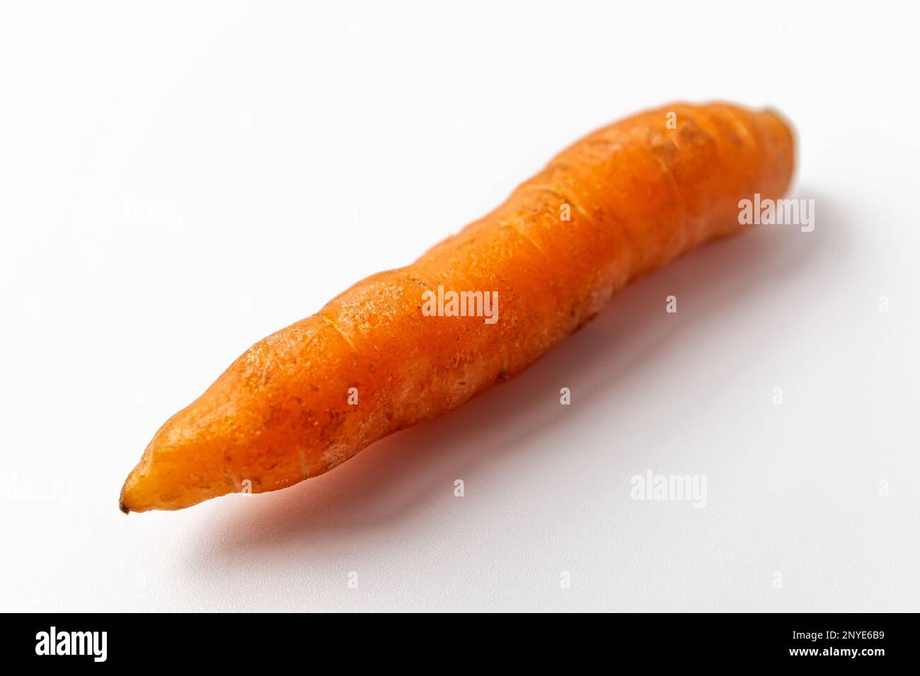 Kleine Karotten. Süßes Gemüse. Vitamin-A-reiches Gemüse Stockfoto
