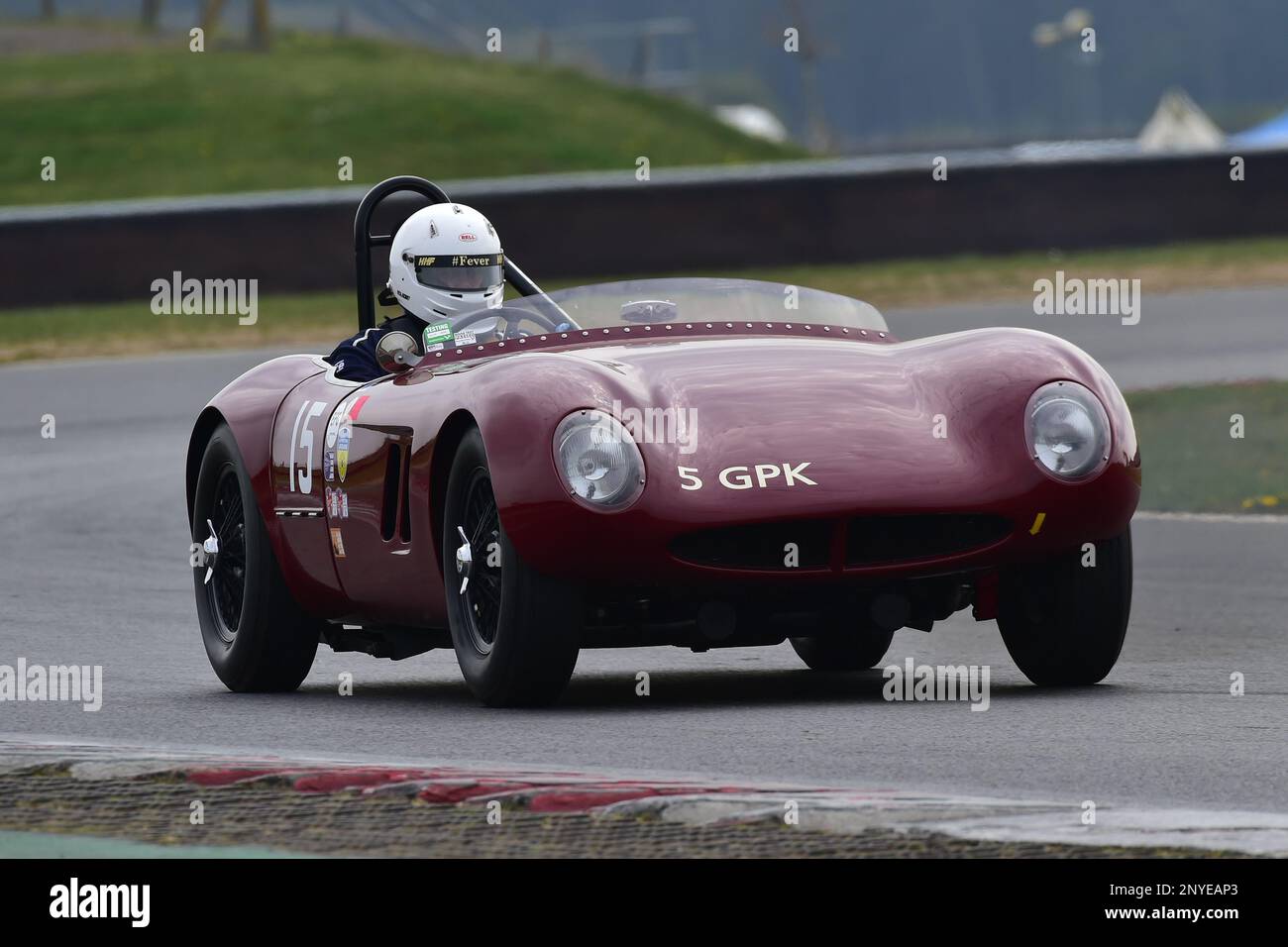 John Burton, Alton Jaguar Sports, HSCC Historic Road Sports Championship, zwanzig Minuten Rennsport mit Produktionssportarten und GT-Autos, die B waren Stockfoto