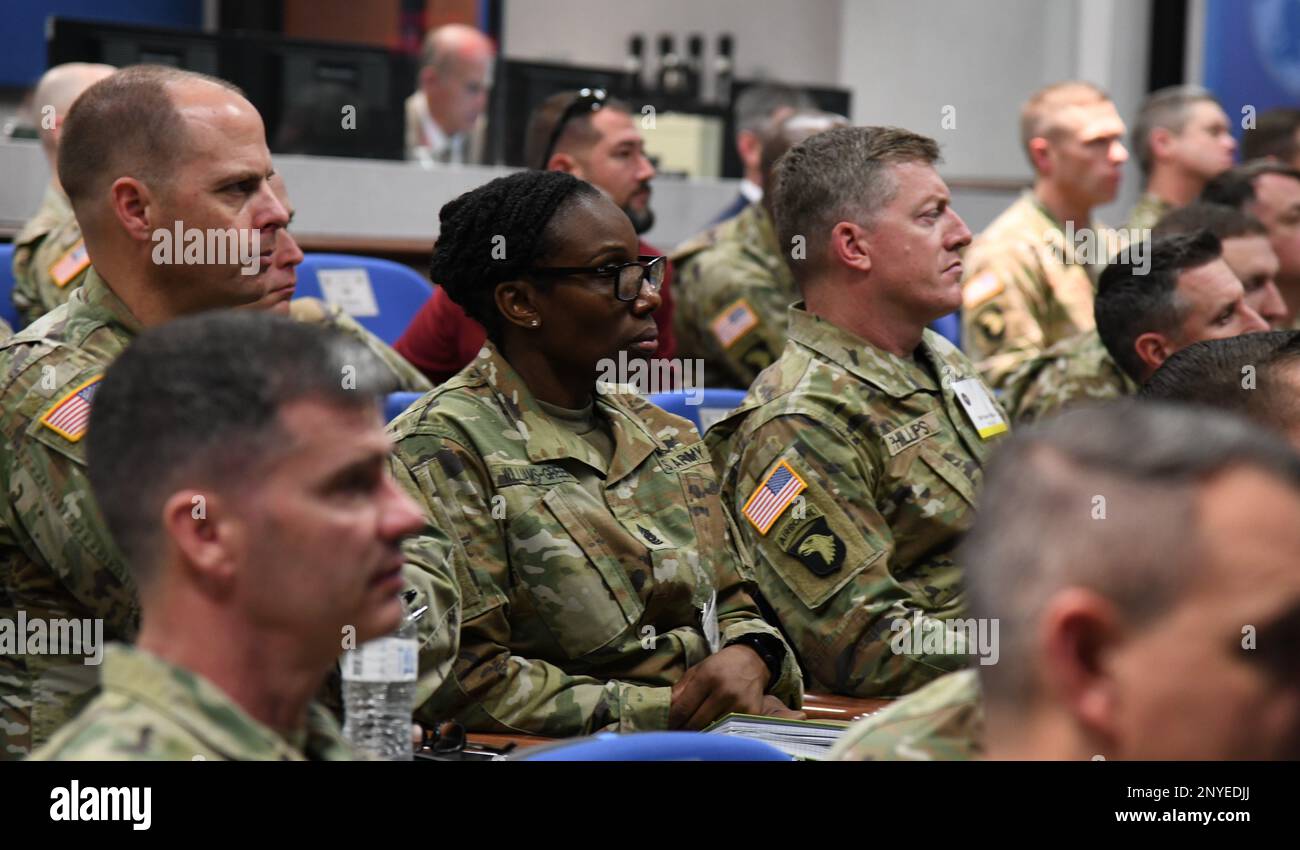 Führende Anführer der Armee hören von hochrangigen Führungskräften, die während des dreitägigen Aviation Senior Leader Forum, das von den USA veranstaltet wird, Gelegenheit zum dialog haben Army Aviation Center of Excellence in Fort Rucker, Alabama, 24.-27. Januar 2023. Stockfoto