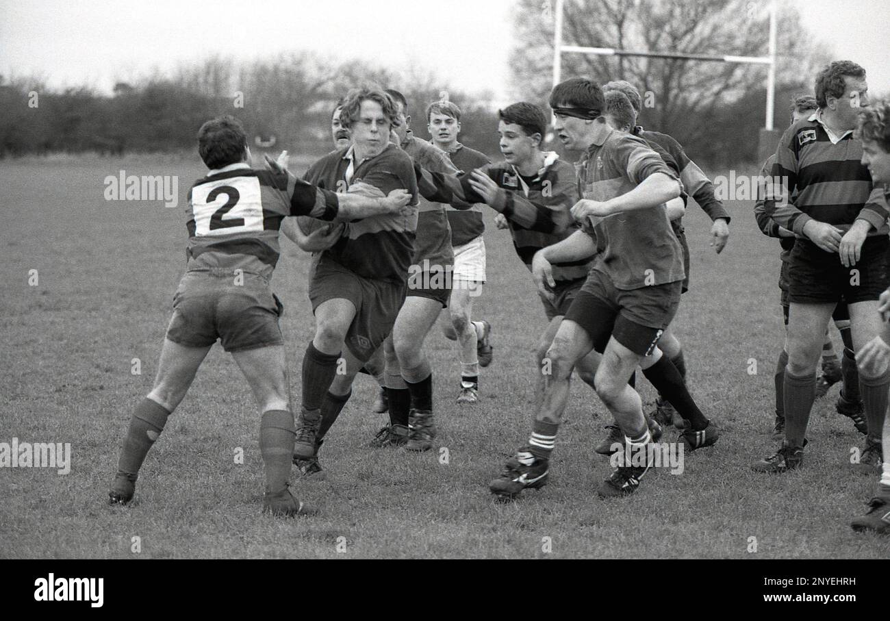 1980er Jahre, historisch, Spieler konkurrieren um den Ball in einem Amateur-Rugby-union-Spiel, England, Großbritannien. Stockfoto