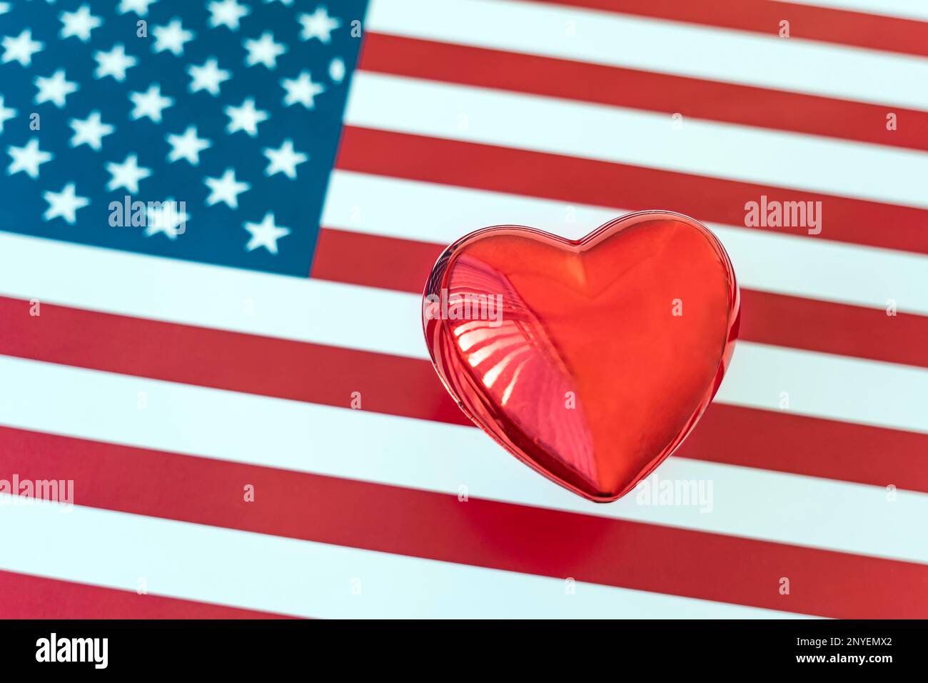 Liebe für Amerika. Herz auf dem Hintergrund der USA-Flagge. Patriotismus und Liebe. Das Herz des Landes. Stockfoto