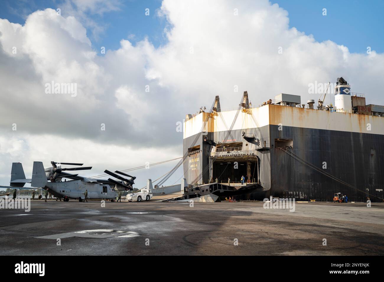 USA Marines mit Marine Medium Tiltrotor Squadron 364, Marine Aircraft Group 39, 3. Marine Aircraft Wing, laden einen MV-22B Osprey auf das Trockenfrachtschiff USNS Green Ridge (T-AK-9655) zur Unterstützung der Special Purpose Marine Air-Ground Task Force-Crisis Response-Africa (SPMAGTF-CR-AF) am Pier 6 Marine Terminal, San Diego, Kalifornien, 17. Januar 2023. SPMAGTF-CR-AF ist eine selbstmobile Krisenreaktionstruppe, die Sicherheitsmissionen im Theater durchführt, um US-Personal, Eigentum und Interessen in den USA zu schützen Marine Corps setzt sich für Europa/Afrika ein. Stockfoto