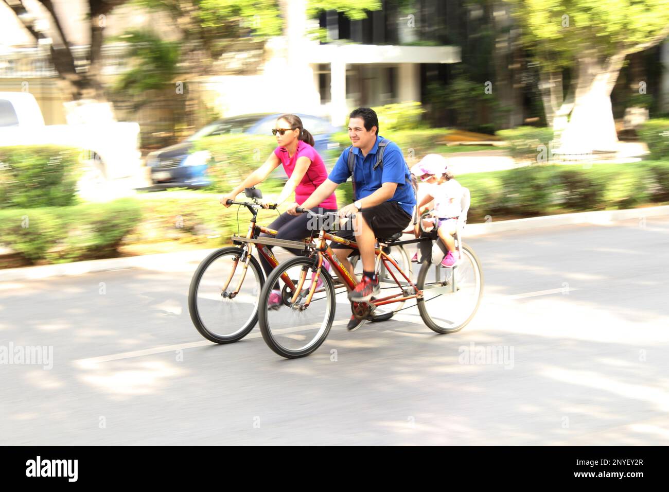 MERIDA, MEXIKO - 9. OKTOBER 2016 Radfahren am Sonntag auf dem Paseo de Montejo - Familie mit roten und blauen Hemden auf dem Quad Stockfoto