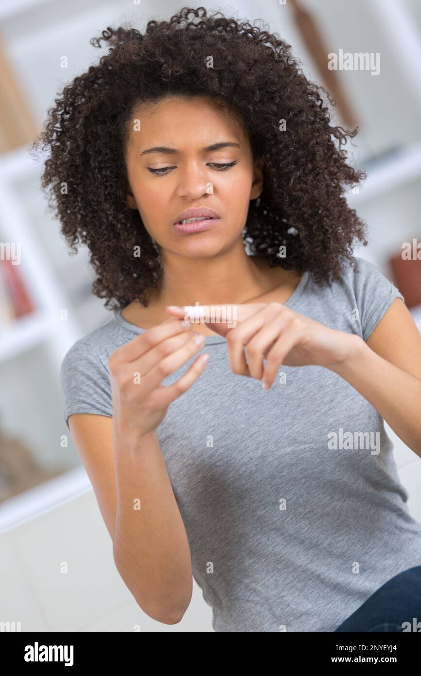 Junge Frau mit Fingerschmerzen Stockfoto