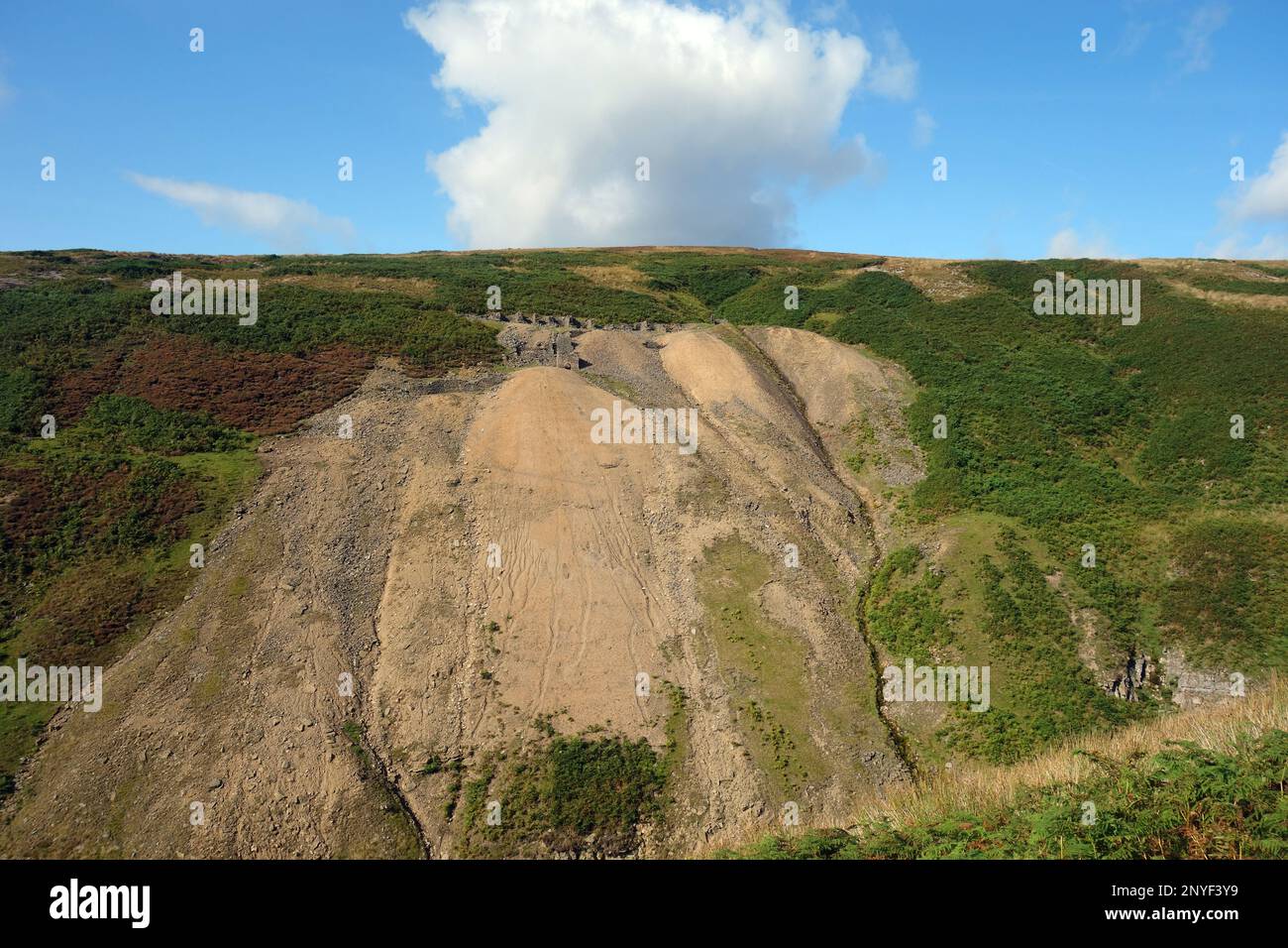 Abbauhaufen und alte Ruinen von Lead Mining Building in Gunnerside Gill, Swaledale im Yorkshire Dales National Park, Yorkshire, England, Großbritannien. Stockfoto