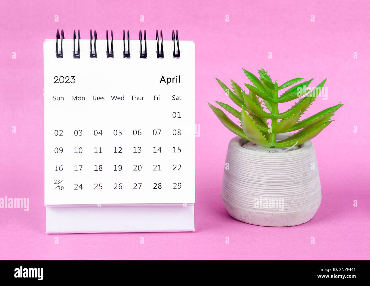 April 2023 – Tischkalender für 2023 auf pinkfarbenem Hintergrund. Stockfoto