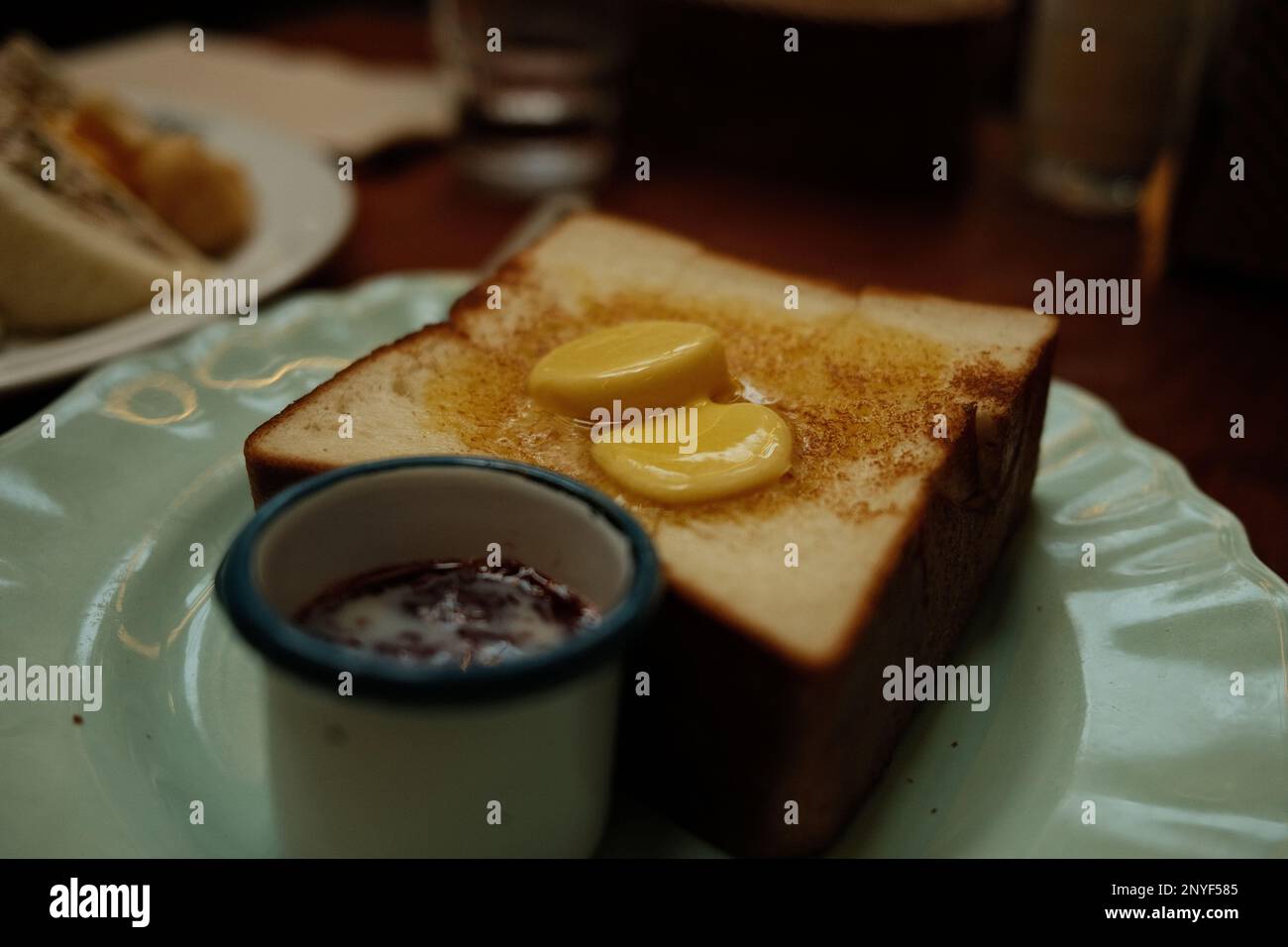 Butter auf dickem Toast mit einer Seite Marmelade Stockfoto