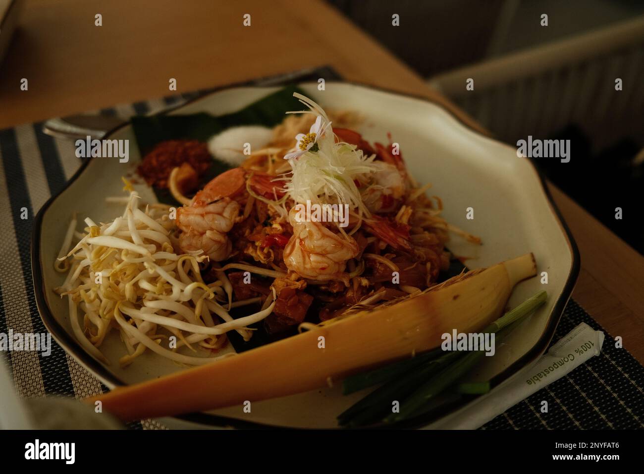 Ein großer Teller Pad thai mit wunderschöner Präsentation Stockfoto